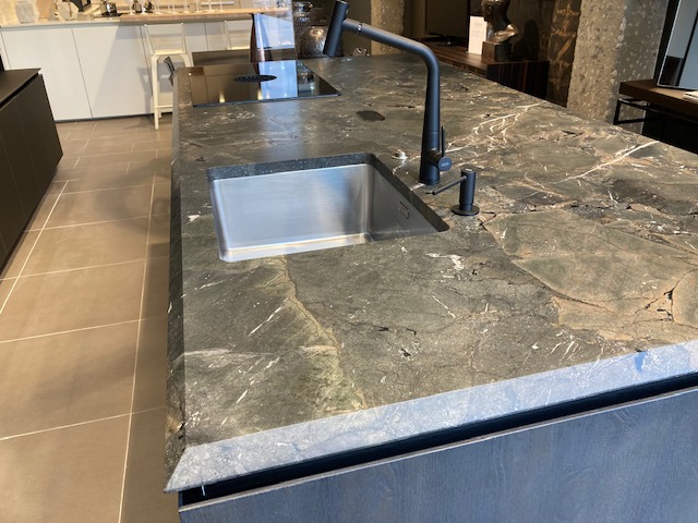 (2021) -Quartzite breccia